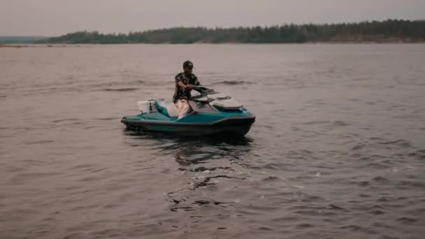 在瑞典 人们在蓝色的水面上乘坐喷气式滑翔机 — 图库视频影像