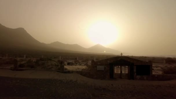 Nietypowy Cmentarz Góry Deserowe Podczas Mgły Plaży Cofete Fuerteventura — Wideo stockowe