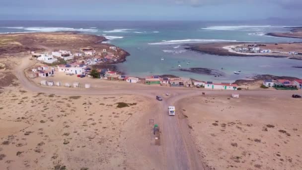 Wohnmobil Mit Surfern Inneren Einem Traumhaften Surfspot — Stockvideo