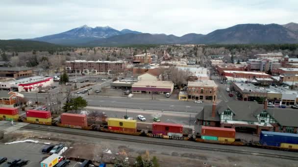 Поїздка Вантажному Потязі Проходить Через Депо Поїздів Flagstaff Arizona Aerial — стокове відео