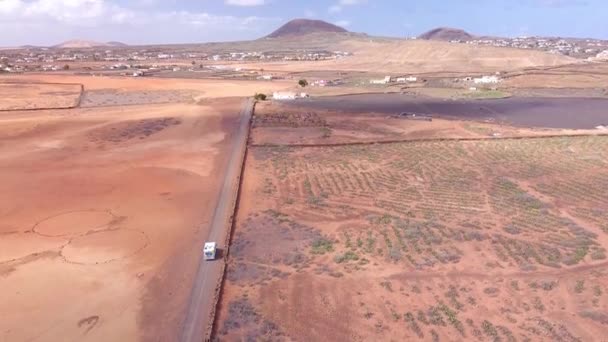 Großes Wohnmobil Durchquert Erstaunliche Rote Wüste Fuerteventura Spanien — Stockvideo