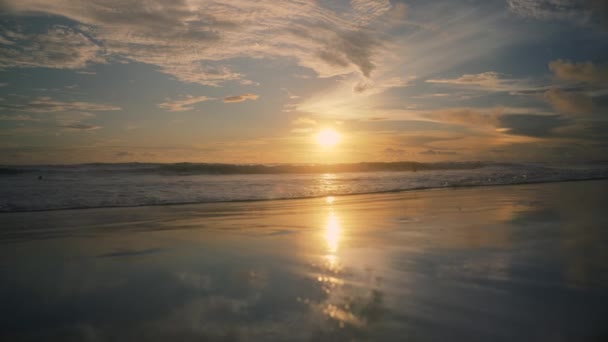 Camminando Una Spiaggia Riflettente Bagnata Verso Onde Dell Oceano Tramonto — Video Stock