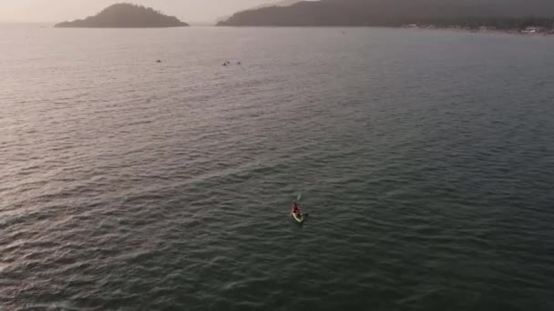 Aerial Drone View Tourists Kayaking Palolem Beach Goa Tropical Holiday — Αρχείο Βίντεο