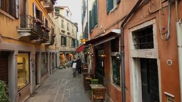 People Calle Aseo Narrow Street Venice Downtown Italy First Person — Stock videók