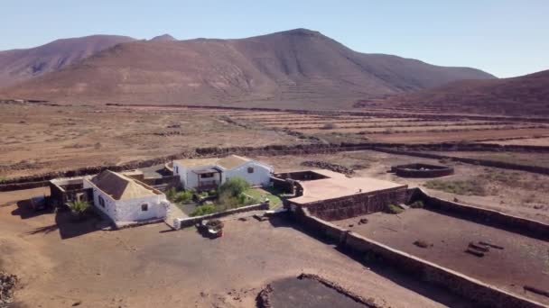Lonely Old House Farm Sitting Right Middle Desert — Vídeo de Stock