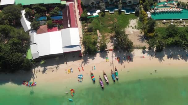 Phi Phi Don Island Thailand 阳光灿烂的日子里 从无人驾驶飞机上俯瞰美丽的海岸线 碧绿清澈的水 小船漂浮 水由浅蓝色变为深蓝色 — 图库视频影像