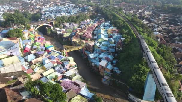 Αεροφωτογραφία Του Πολύχρωμου Χωριού Jodipan Πόλη Malang Τρένο Περνούσε Από — Αρχείο Βίντεο