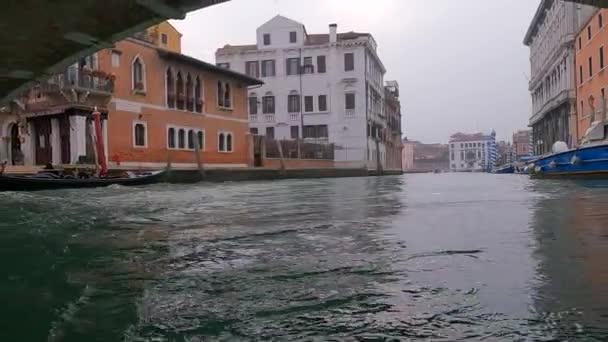 Low Angle Pov Boat Passing Ponte Delle Guglie Bridge Venice — ストック動画