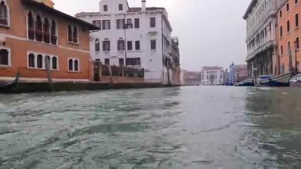 Low Angle Pov Boat Passing Ponte Delle Guglie Bridge Venice — Stockvideo