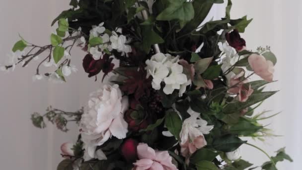การจ ดดอกไม แดงและส ขาวท สวยงาม ออาร คแท ชาแต งงานในงานแต งงานในเต — วีดีโอสต็อก