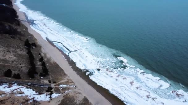 Parallax Drone Video Van Een Strand Met Bevroren Kustlijn — Stockvideo