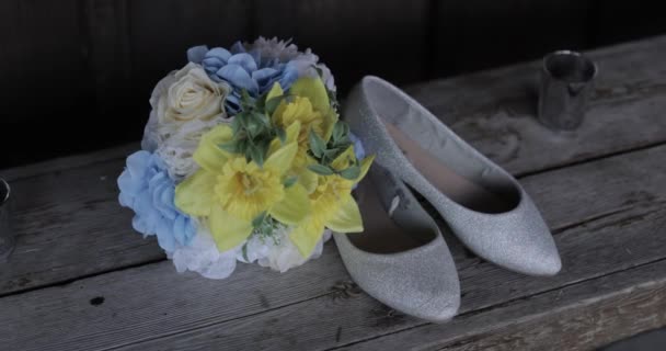 Brides Blue White Yellow Bouquet Her Silver Heels Laid Out — стоковое видео