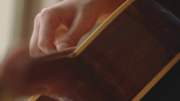 Feche Foto Câmera Lenta Uma Pessoa Tocando Uma Guitarra Acústica — Vídeo de Stock