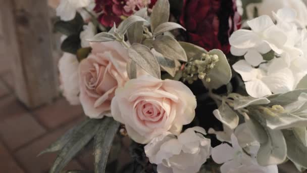 Panning Gorgeous Red White Floral Arrangement Bouquet White Lantern Sitting — Stockvideo