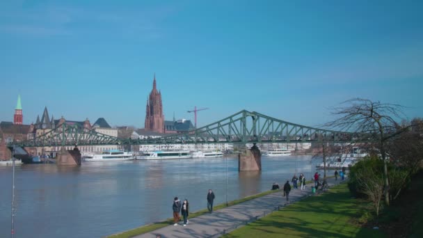 Eiserner Steg Frankfurt Main Bridge River Main People Sunny Day — Stock video