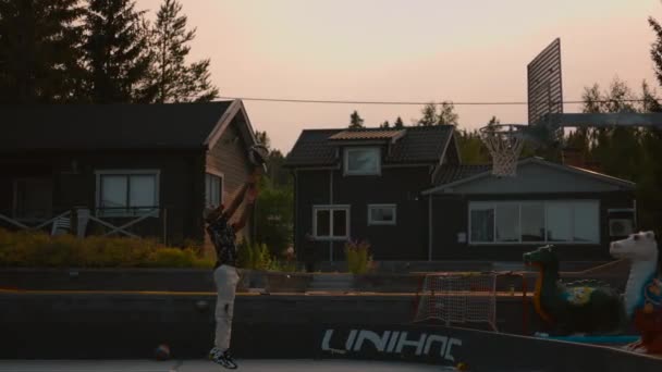 Homme Noir Jouant Basket Lors Une Belle Soirée Été Lançant — Video