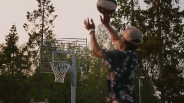 Homme Noir Jouant Basket Lors Une Belle Soirée Été Lançant — Video