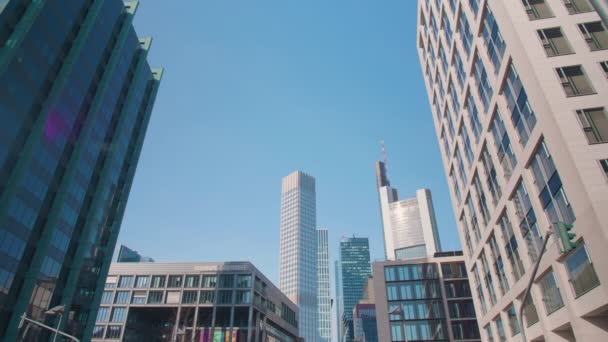 Ουρανοξύστες Της Φρανκφούρτης Και Την Οικονομική Περιοχή Μια Ηλιόλουστη Μέρα — Αρχείο Βίντεο