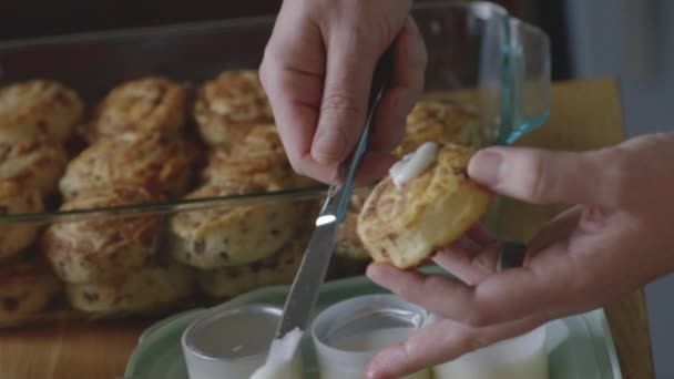 Detailní Záběr Člověka Poleva Čerstvě Upečené Skořice Rohlíky — Stock video