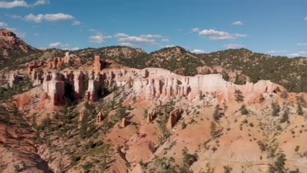 Aerial Panorering Canyon Väggar Och Kullar Med Hoodoos Klarblå Himmel — Stockvideo