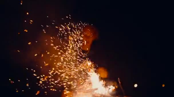 Man Sitting Campfire Night Fire Bonfire Looking Fire Dark Midnight — стоковое видео