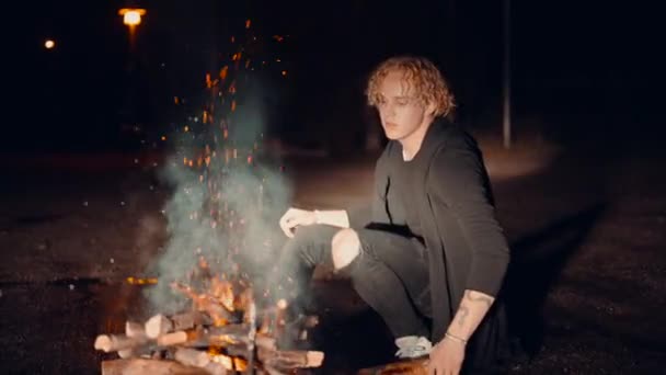 Man Sitting Campfire Night Fire Bonfire Looking Fire Dark Midnight — Vídeo de Stock