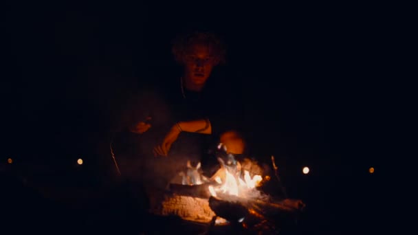 Man Sitting Campfire Night Fire Bonfire Looking Fire Dark Midnight — Stockvideo