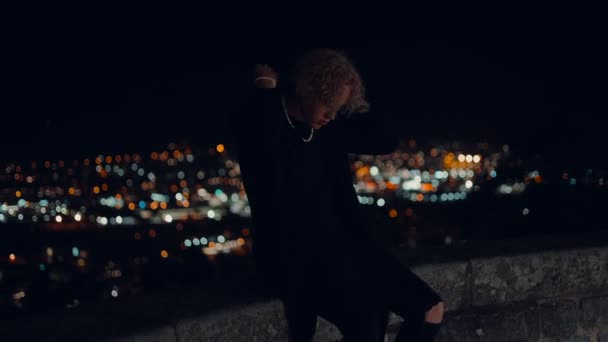 Blonde Guy Night Cityscape Night Dark Town — Stock video