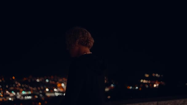 Blonďák Procházející Noci Kolem Městského Panorama Město Noci Tmavé Město — Stock video
