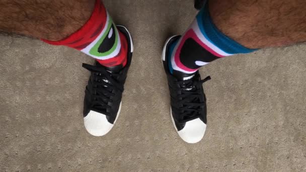 Τρίγωνα Τριχωτά Πόδια Έντονα Χρωματιστές Αστείες Κάλτσες Που Φαίνονται Από — Αρχείο Βίντεο
