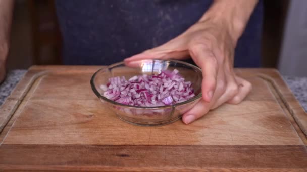 Cook Showing Purple Onion Cut Dices Brunoise Cut — Vídeos de Stock