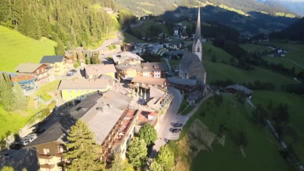 Shot Tower Rural Valley Town Heiligenblut Austria Flying Vincent Church — стоковое видео