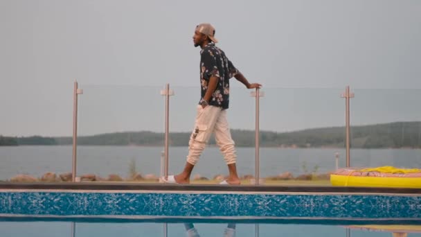 Африканец Стоящий Модного Бассейна Богатый Парень Стоящий Бассейна Гуляющий Бассейна — стоковое видео