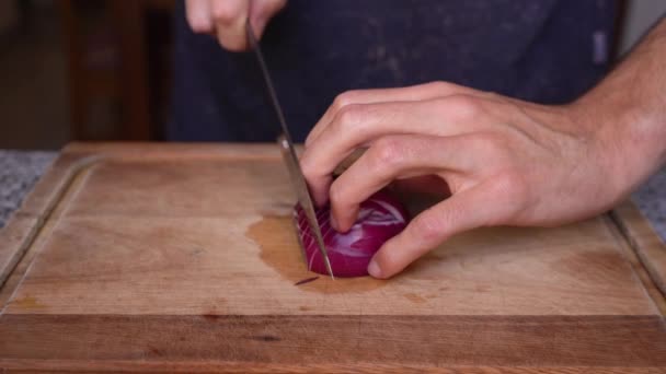 Chef Mostrando Cómo Cortar Cebolla Cubos — Vídeos de Stock