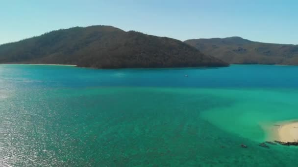 在澳大利亚怀特黑文海滩拍摄的旋转拍摄的无人驾驶电影 澳大利亚昆士兰州Whitsunday群岛公园 从无人驾驶飞机俯瞰美丽的大海 — 图库视频影像