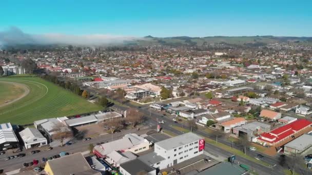 Rotorua New Zealand 从空中俯瞰倒计时超市和停车场 Ohinemutu历史上的毛利人传统村庄和新西兰罗托鲁阿湖上的原始定居点 — 图库视频影像