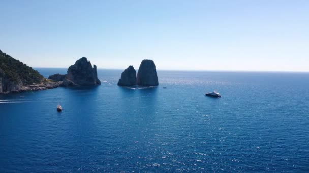 Aerial Drone Footage View Faraglioni Rocks Sea Capri Naples Costiera — Stockvideo