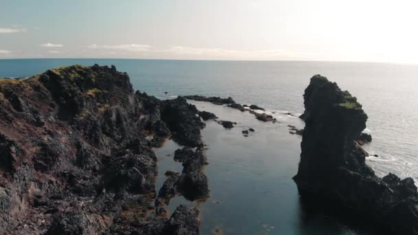 Aeronave Drone Ver Imagens Praia Areia Preta Formações Rochosas Reynisfjara — Vídeo de Stock