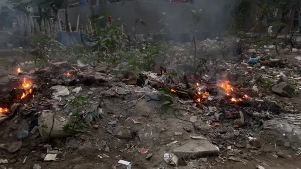 Bränning Stubbavfall Gatorna Staden Dhaka Bangladesh — Stockvideo