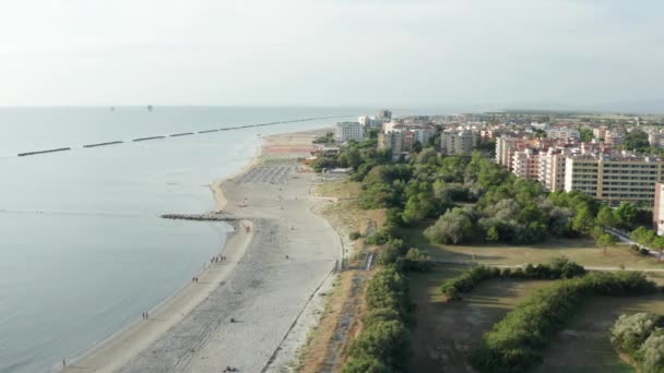 Foto Aerea Spiaggia Sabbiosa Con Ombrelloni Mare Adriatico Tipica Costa — Video Stock