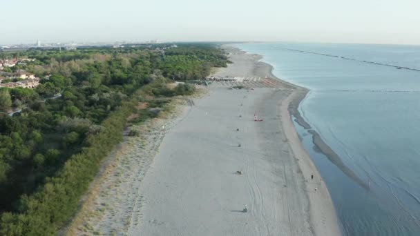 Flygfoto Sandstrand Med Paraplyer Och Adriatiska Havet Typiska Emilia Romagna — Stockvideo