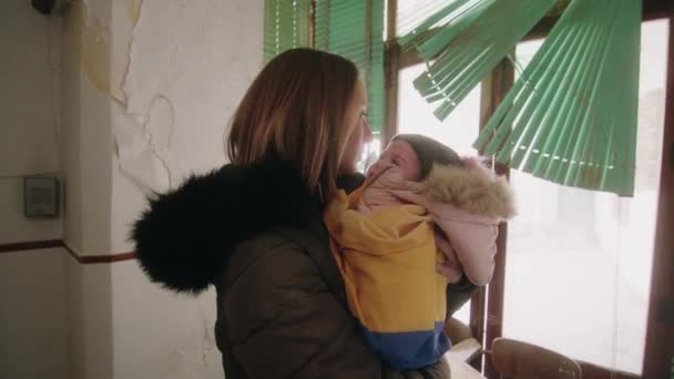 麻烦的乌克兰移民在俄国战争期间安慰她哭泣的女儿 — 图库视频影像