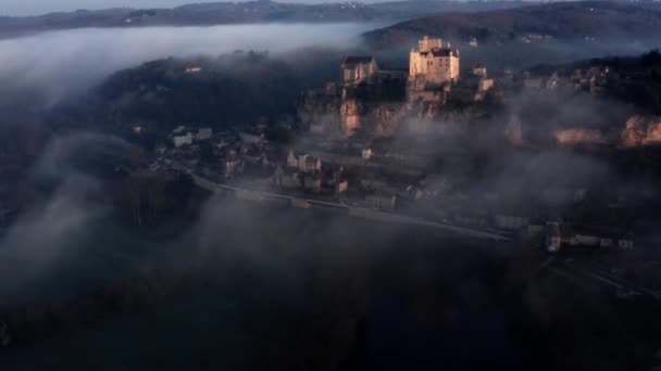Beautiful Cinematic Aerial View Beynac Castel Fog River Sunrise Light — Vídeo de Stock