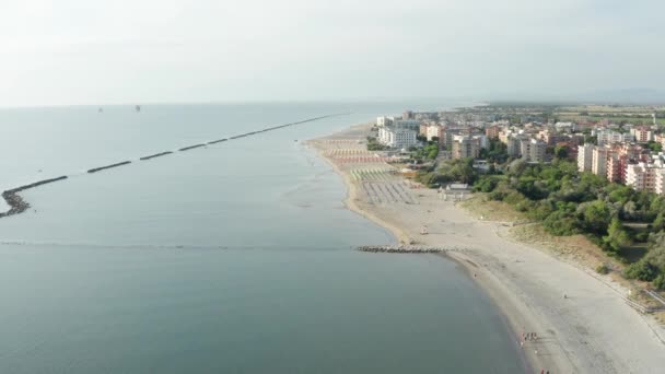 Zdjęcie Lotnicze Piaszczystej Plaży Parasolami Morzem Adriatyckim Typowy Brzeg Emilii — Wideo stockowe