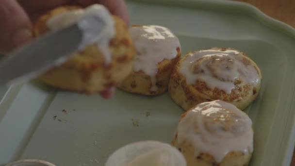 Close Slow Motion Shot Person Frosting Fresh Homemade Cinnamon Rolls — Wideo stockowe