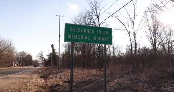 ミシガン州バトルクリークでの共同真理記念高速道路標識 動画の移動 — ストック動画