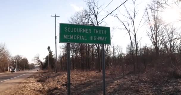 ミシガン州バトルクリークでの共同真理記念高速道路標識 安定したビデオ — ストック動画