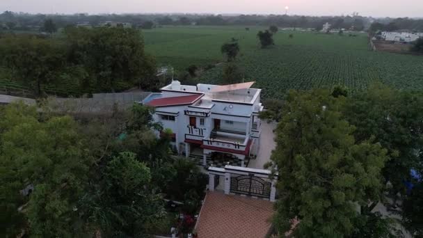 Aerial View Idyllic Sea Shore High Roofs Resort Village Villas — Vídeo de Stock