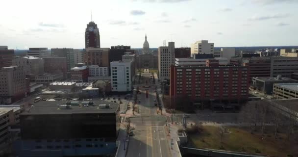 Lansing Michigan Skyline Mit Dem Gebäude Der Staatskapitol Drohnenvideo Zieht — Stockvideo