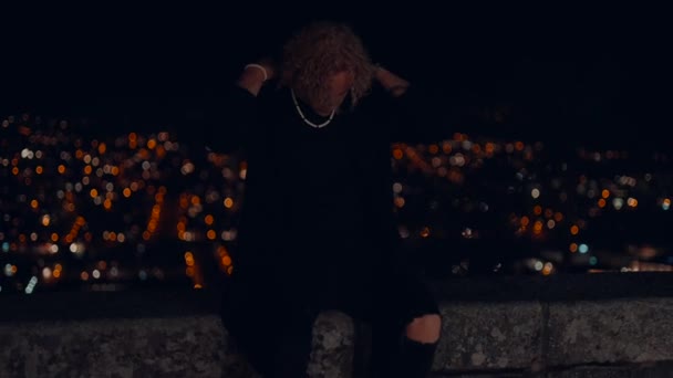 Blonde Guy Night City Skyline — Stock Video